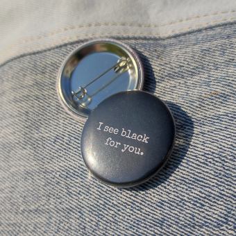 Ansteckbutton I see black for you auf Jeans mit Rückseite